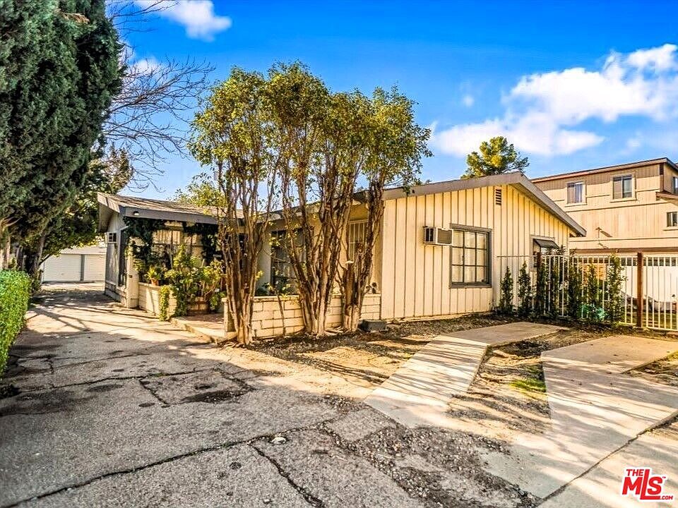 1st image of 11344 Oxnard St