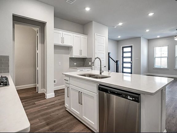 5th image of 336 Almanor St