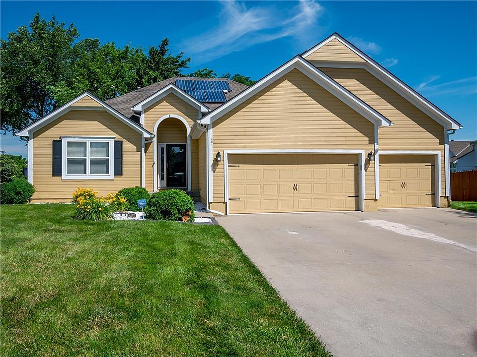 1st image of 504 NE Woodbury Dr
