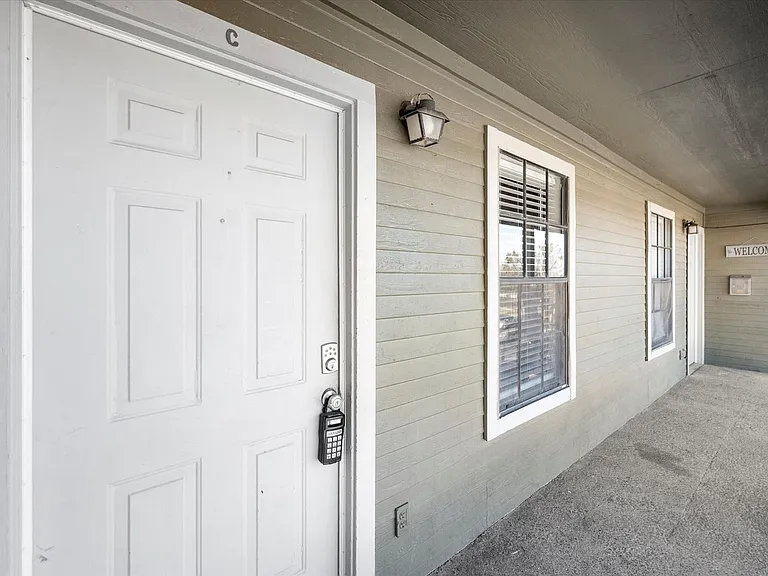 606 Kings Way Dr — Photo 4