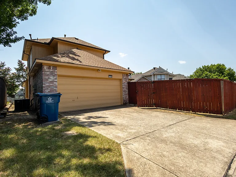 1726 Northampton Dr — Photo 26