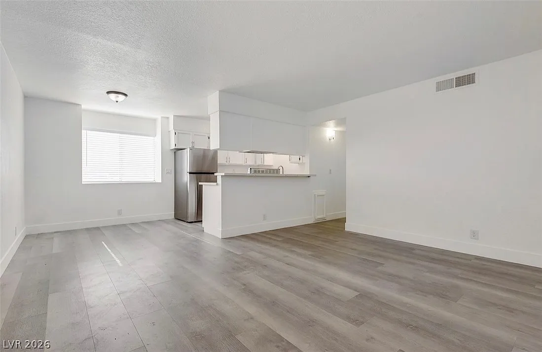 2 bed, 2.0 bath, 3870 sqft, $1,400 — Photo 2