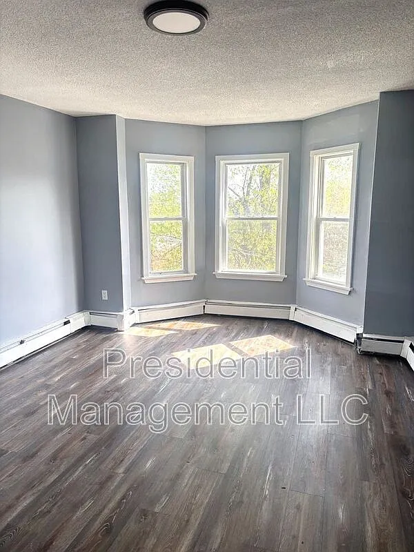 3 bed, 1.0 bath, $1,550 — Photo 2