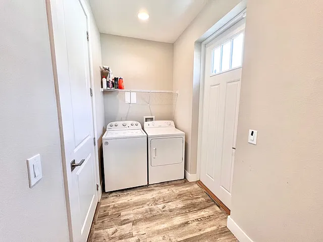 907 Randall St — Photo 8