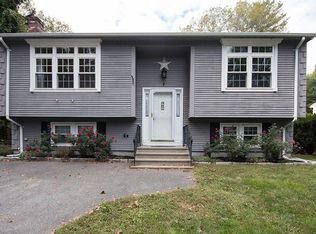 7 Beverly Cir, Smithfield, RI 02828