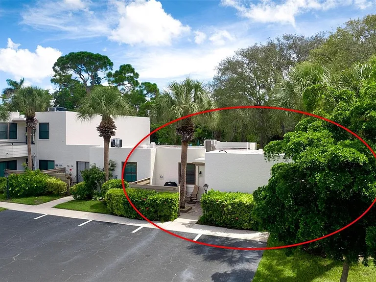 401 Palm Tree Dr — Photo 9
