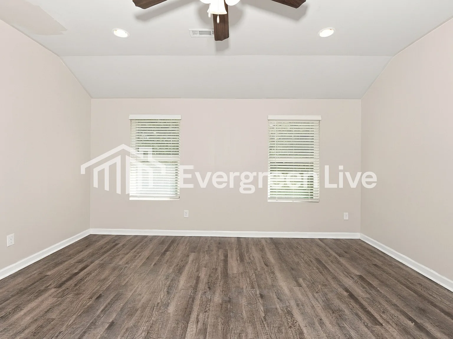 3 bed, 2.0 bath, 1355 sqft, $1,595 — Photo 3