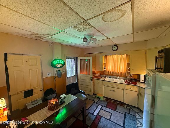 5th image of 22 Schoolhouse Ln