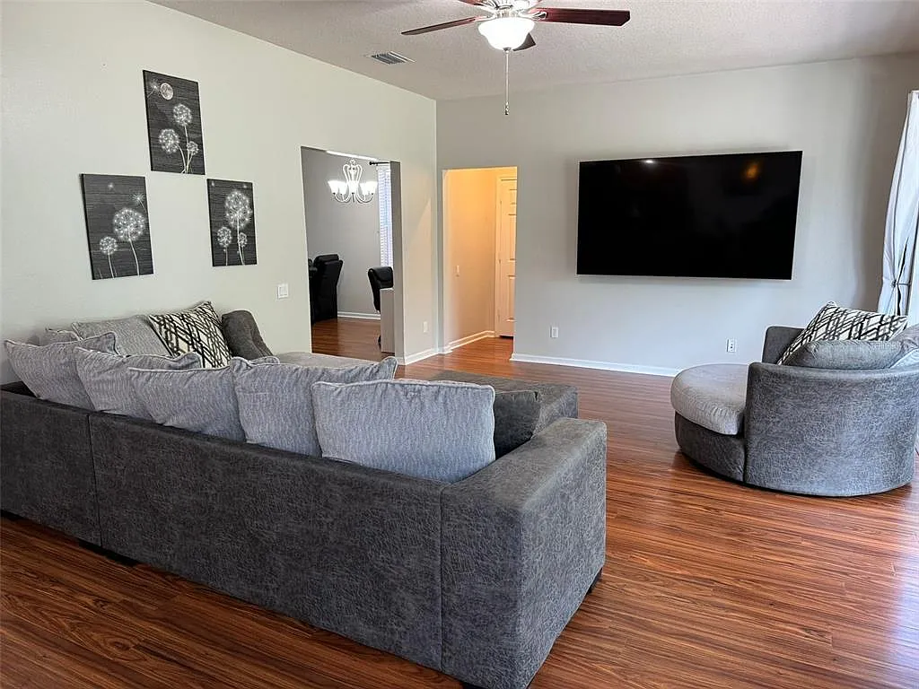 4 bed, 2.5 bath, 2665 sqft, $3,200 — Photo 4
