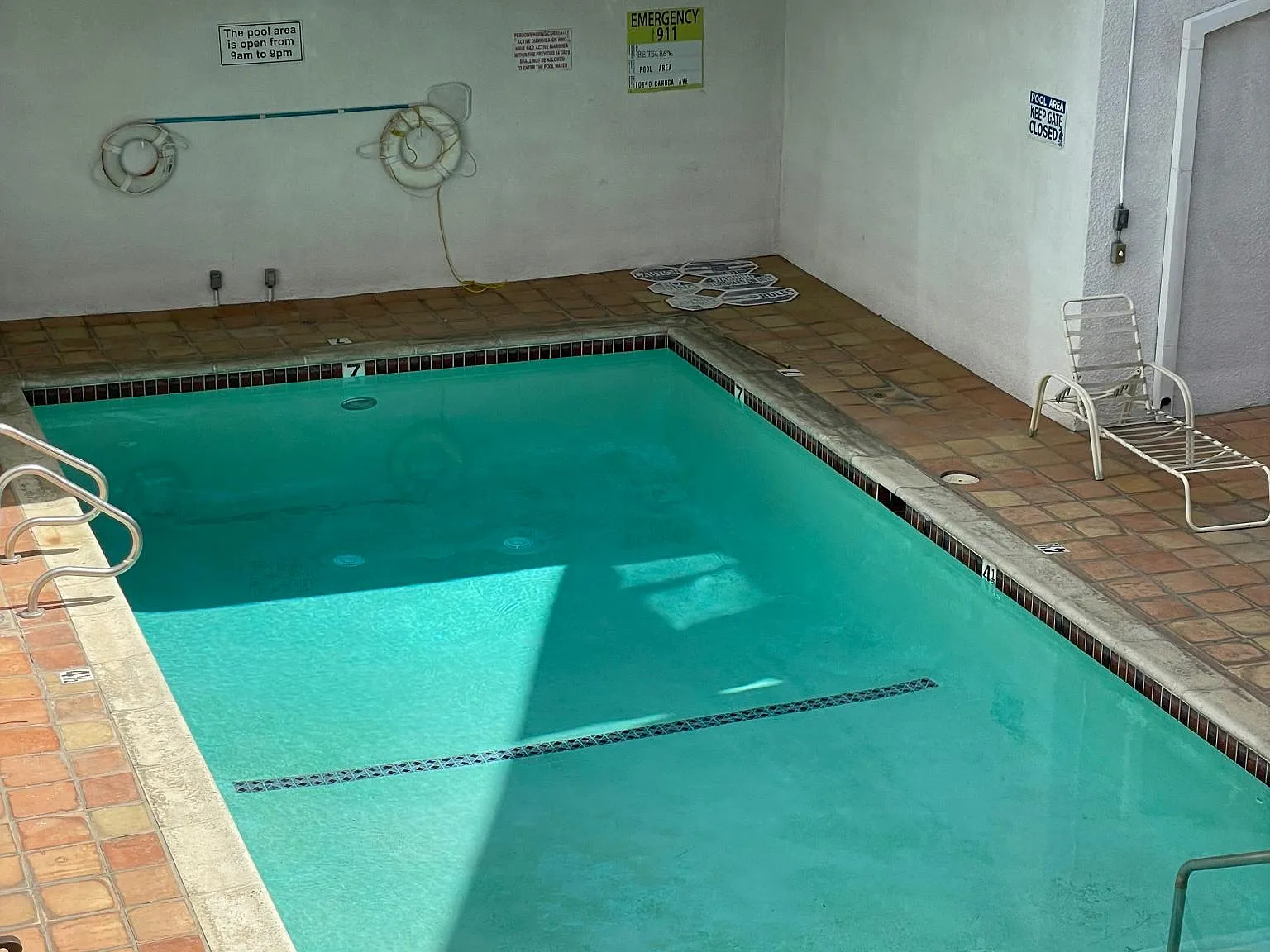 Chateau Canoga Apartments — Photo 4