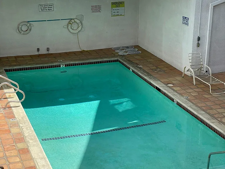 Chateau Canoga Apartments — Photo 4