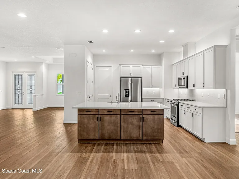 35 Loch Ness Dr — Photo 8