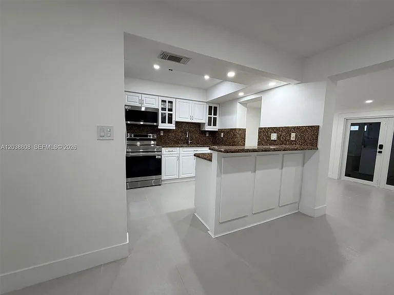 501 NW 25th Ct — Photo 4