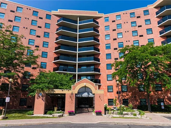 9 Bonheur Ct #905, Brantford, ON N3P 1Z5