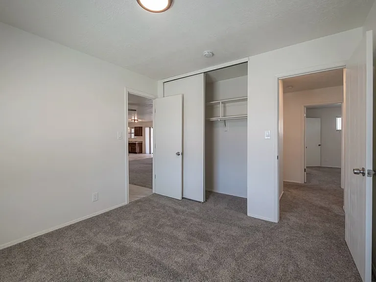 409 Longwood Dr NE — Photo 25