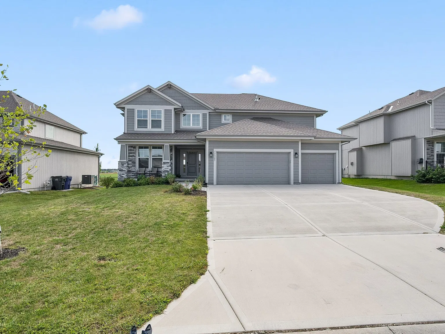 5 bed, 2700 sqft, $3,900 — Photo 2