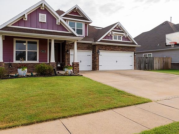 2nd image of 1010 Silver Maple St