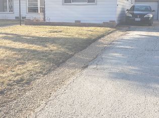 8936 S Corcoran Rd, Hometown, IL 60456