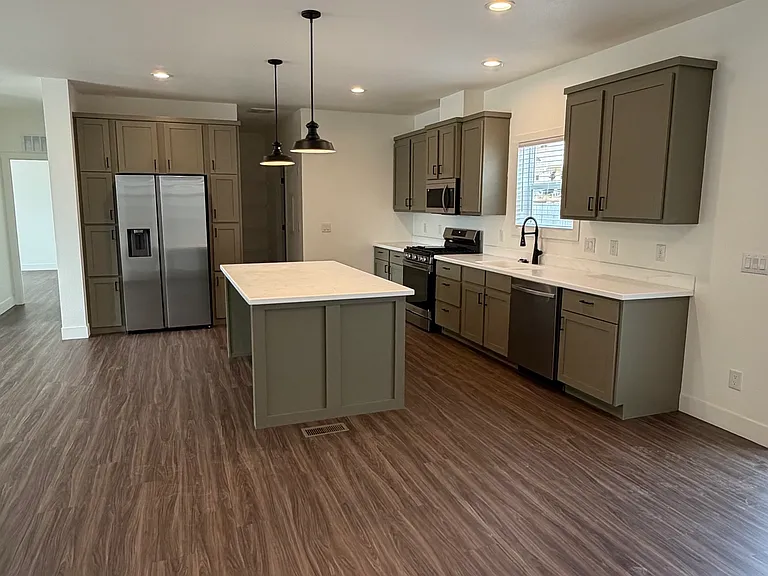 470 E Jessop Ave — Photo 1