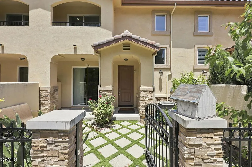 3 bed, 2.5 bath, 1681 sqft, $3,850 — Photo 4