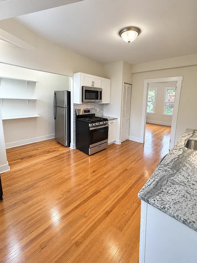 90 Monroe St — Photo 3