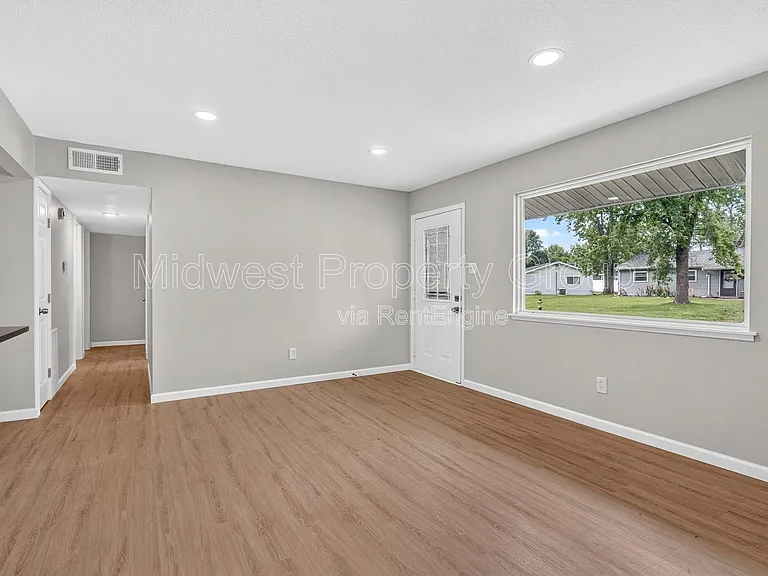 216 Allen Dr — Photo 2