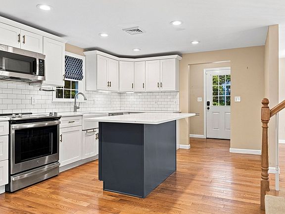4th image of 77 Bardin St