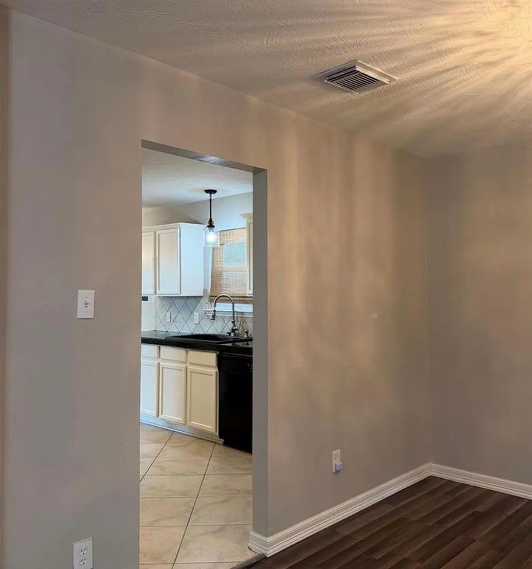 5 bed, 3.0 bath, 2594 sqft, $2,320 — Photo 4