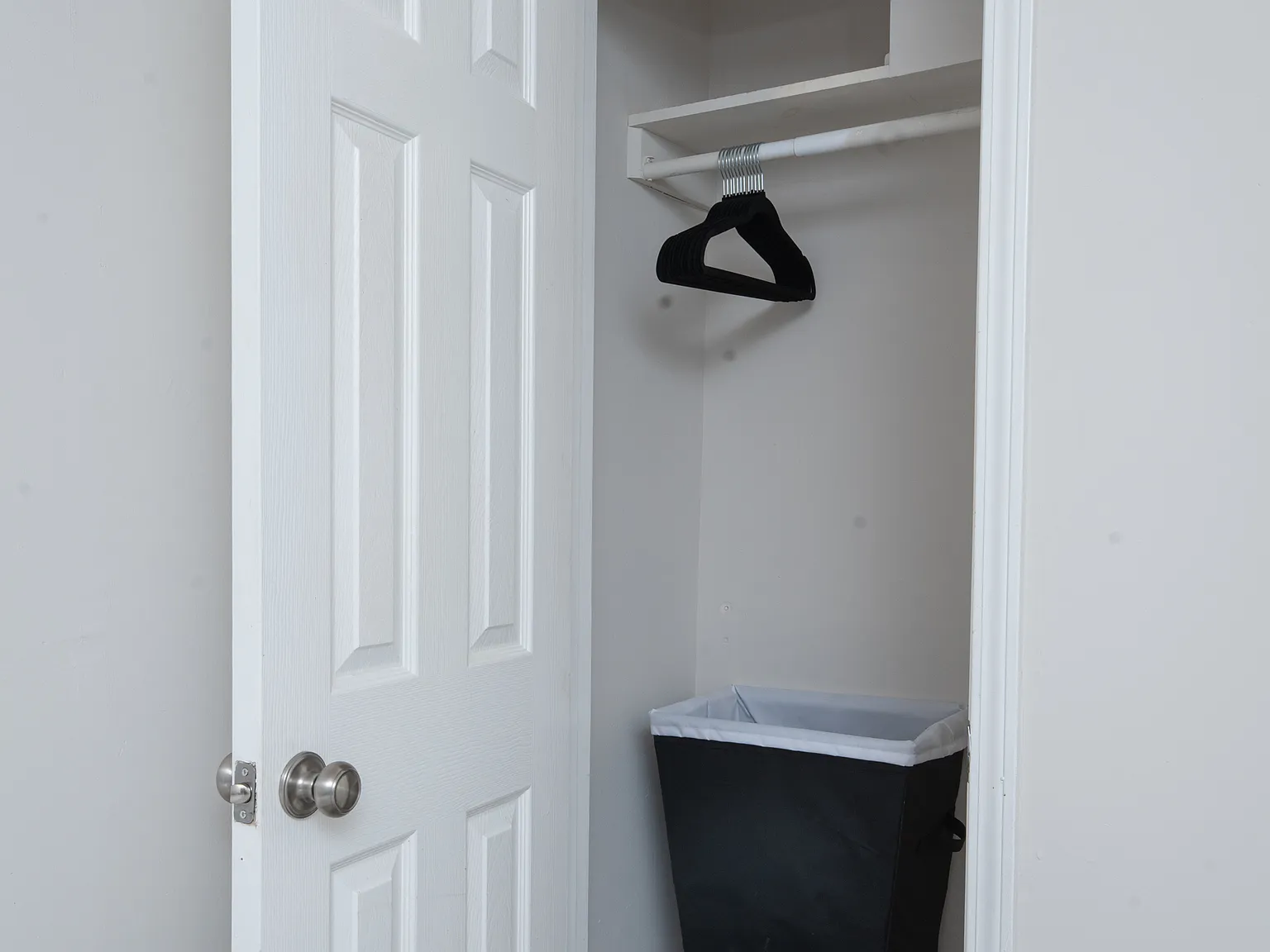 3 bed, 2.5 bath, 1226 sqft, $4,300 — Photo 4