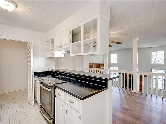 5th image of 3128 Village West Dr