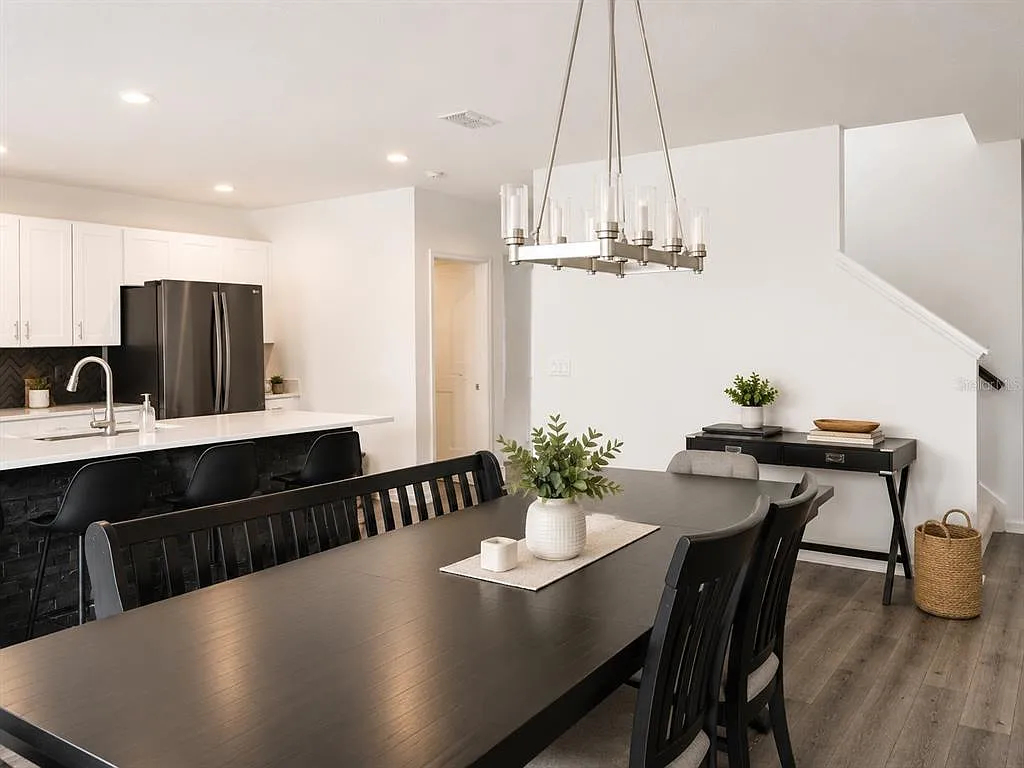 5 bed, 3.0 bath, 2316 sqft, $3,300 — Photo 4