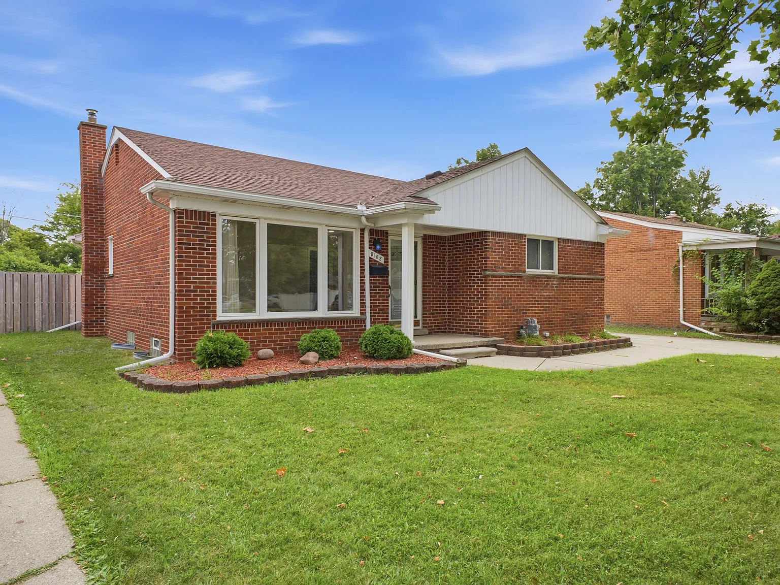 3 bed, 1.5 bath, 1200 sqft, $2,695 — Photo 2