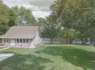 5421 Peninsula Dr E, Waterford, WI 53185