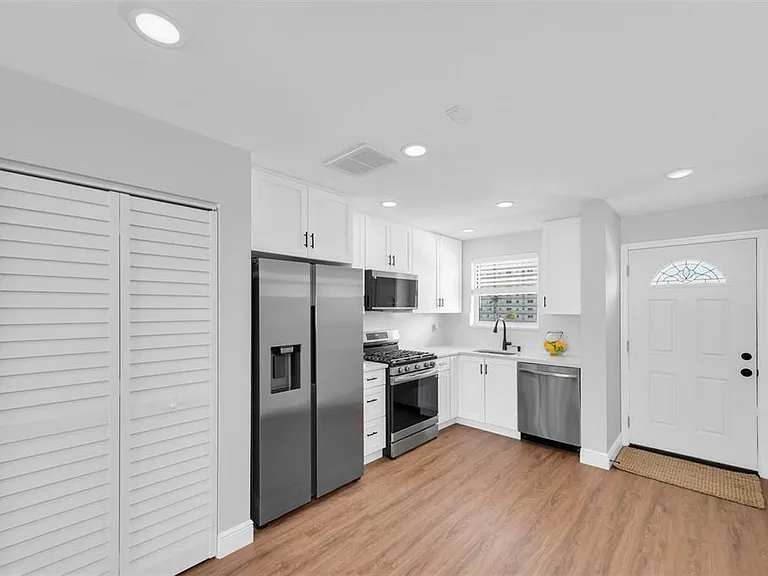 6025 Shore Blvd S #405 — Photo 15