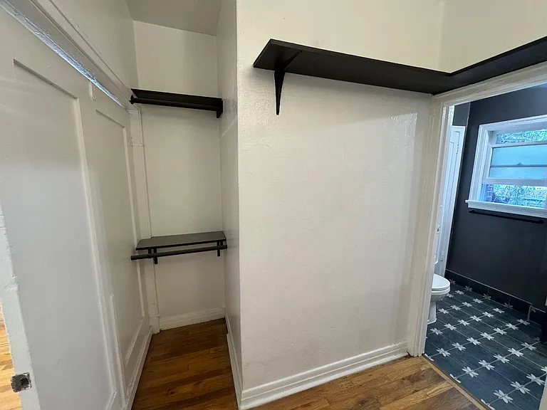 DE MILLE MANOR — Photo 40