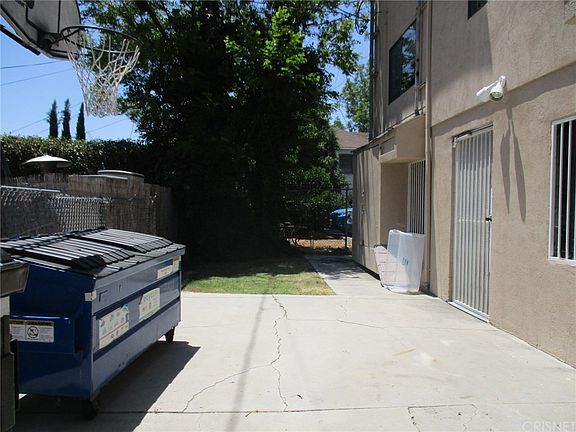 3rd image of 5821 Sylmar Ave