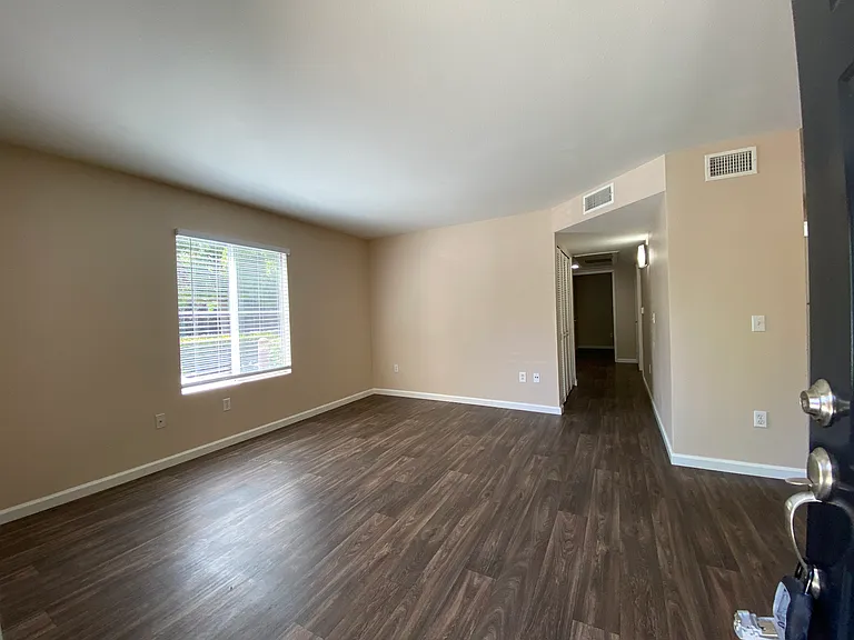 Sunny Creek Apartments — Photo 11