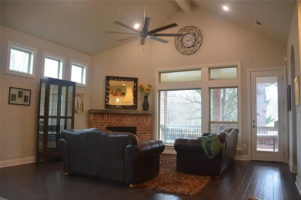 3 bed, 1917 sqft, $2,875 — Photo 4