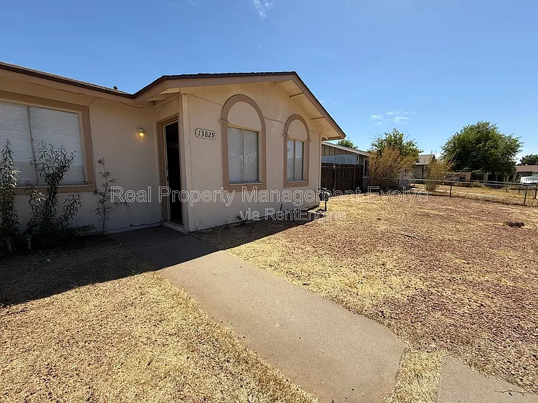 13829 N 48th Ave — Photo 2