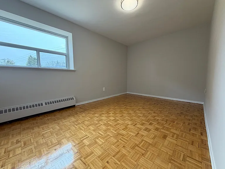 1051 Seneca Ave — Photo 27