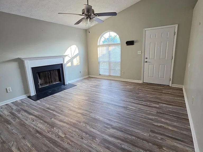 2592 Woodhill Dr — Photo 3