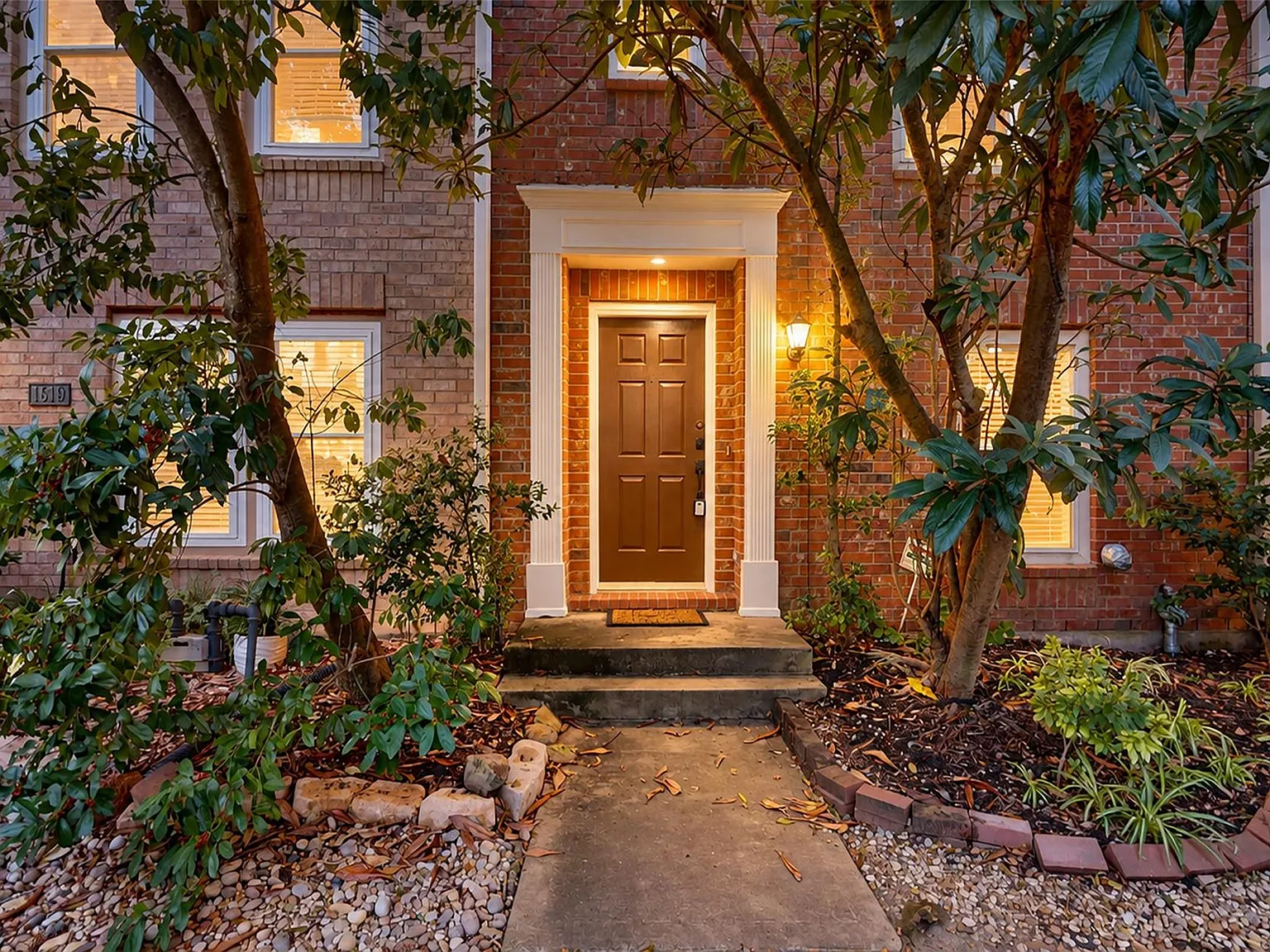 3 bed, 3.0 bath, 1996 sqft, $2,700 — Photo 2