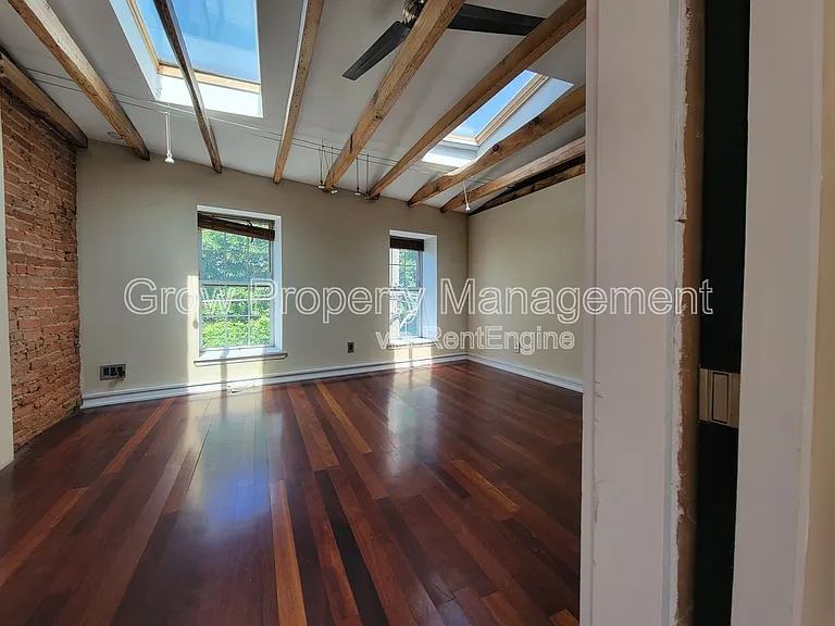 1019 S 10th St — Photo 14