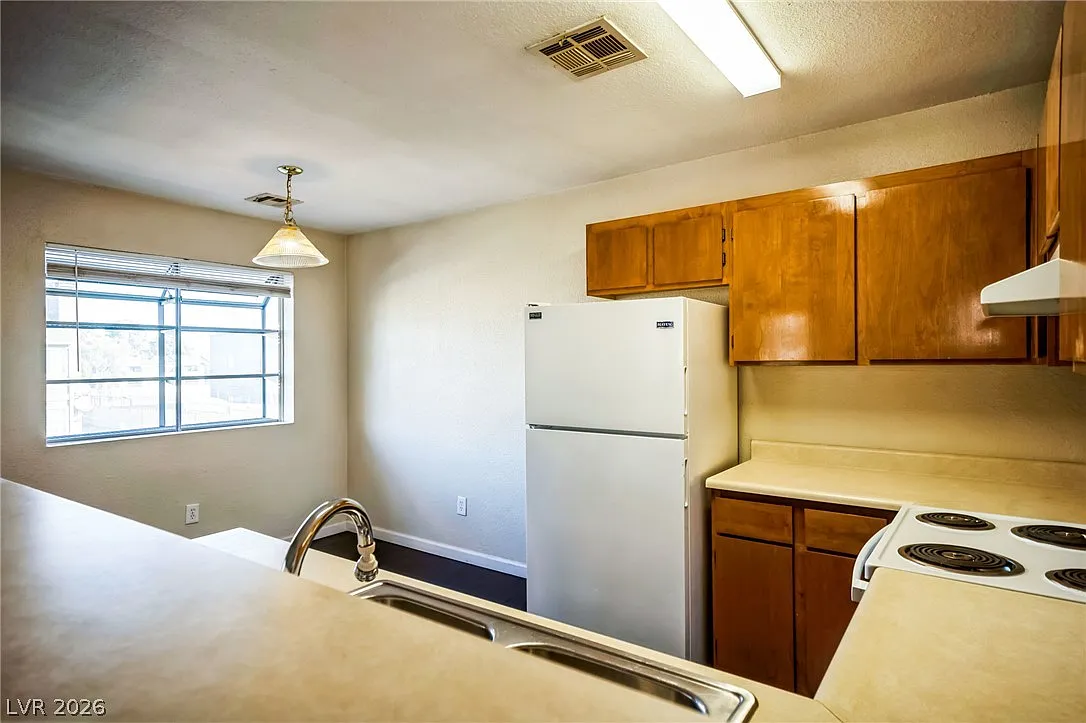 2 bed, 1.0 bath, 3112 sqft, $1,000 — Photo 4