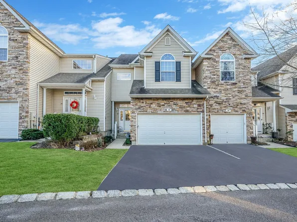 28 Mantack Path, Kings Park, NY 11754