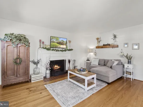 5004 26th St N, Arlington, VA 22207