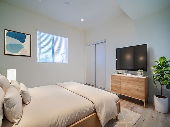 3rd image of 630 E Adams Blvd #632