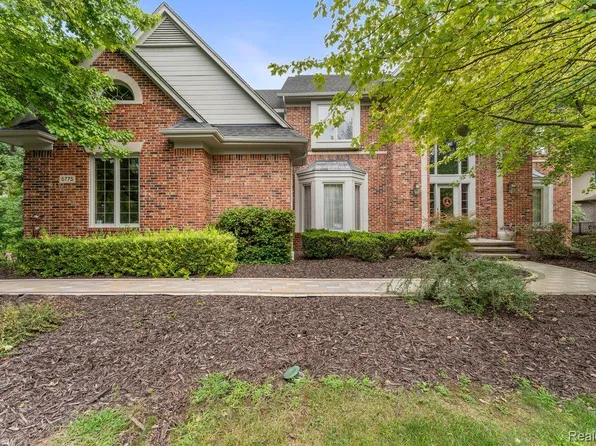 6775 Carlyle Xing, West Bloomfield, MI 48322