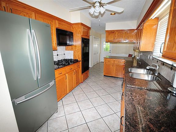 2nd image of 305 W Castle Harbour Dr