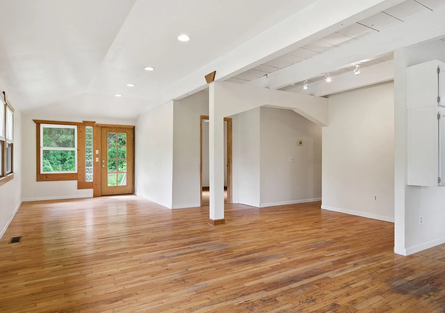 Spacious 4-Bedroom Pet Friendly Home in a Peaceful Rural Setting — Photo 4